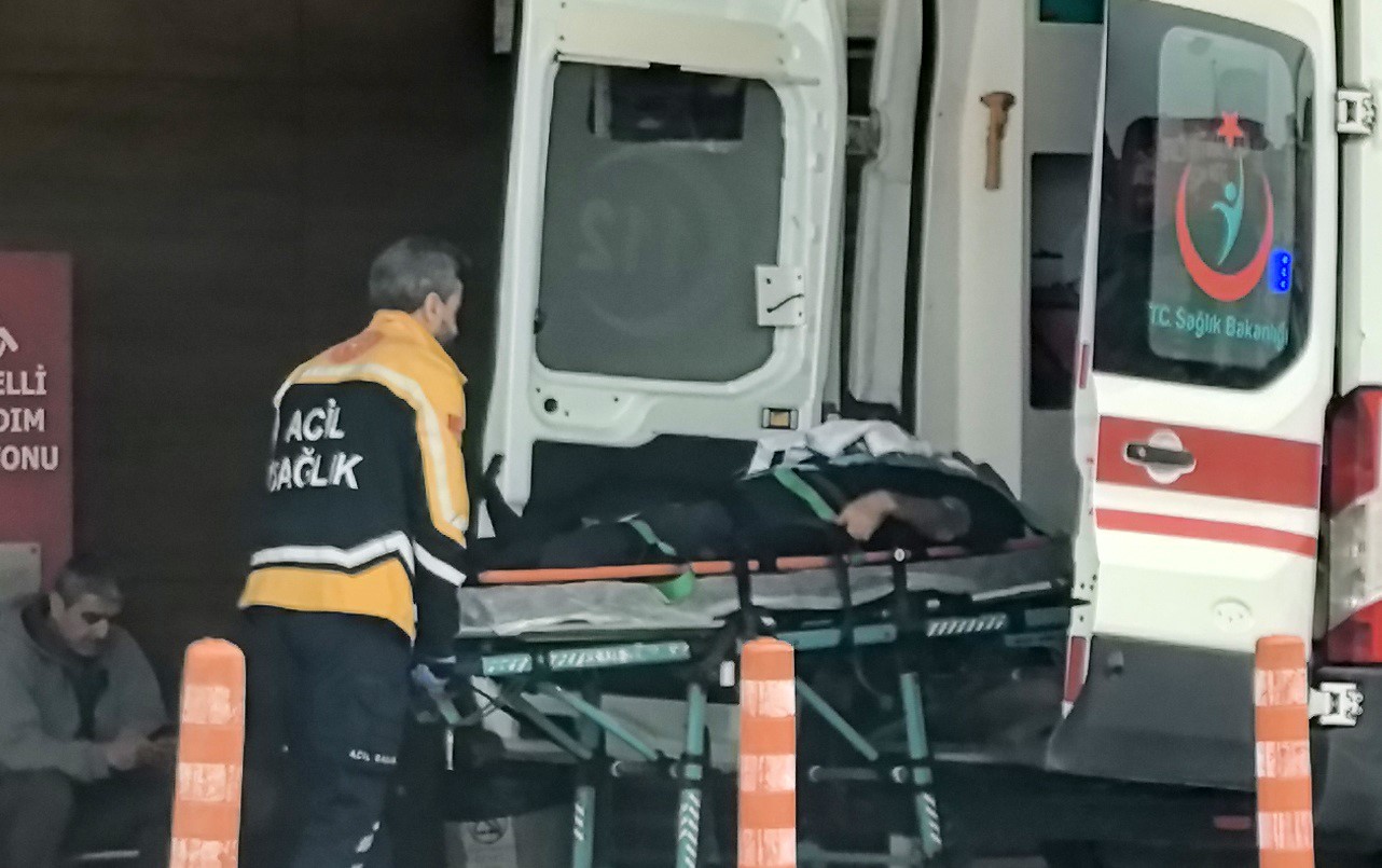 Tabela takarken d&uuml;şen din g&ouml;revlisi yaralandı
