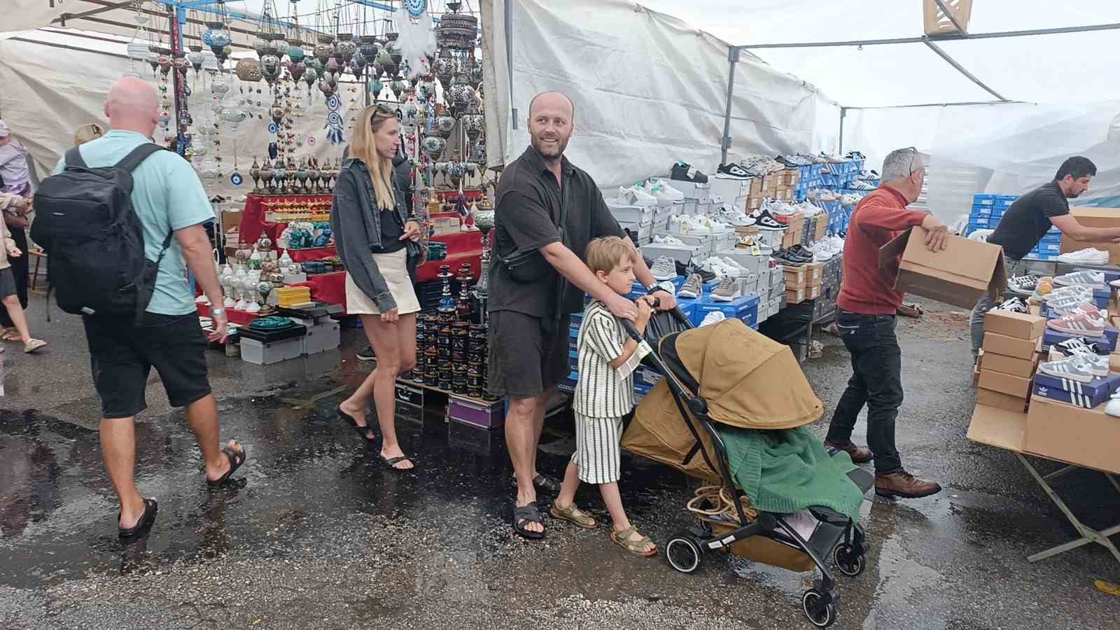 Antalya’da turistlerin pazar keyfini yağmur bile bozamadı