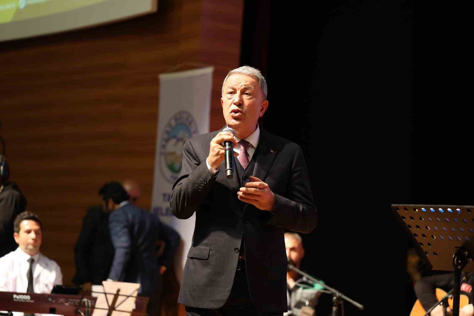 Belediye personeli 1 Mayıs’ta kulakların pasını sildi