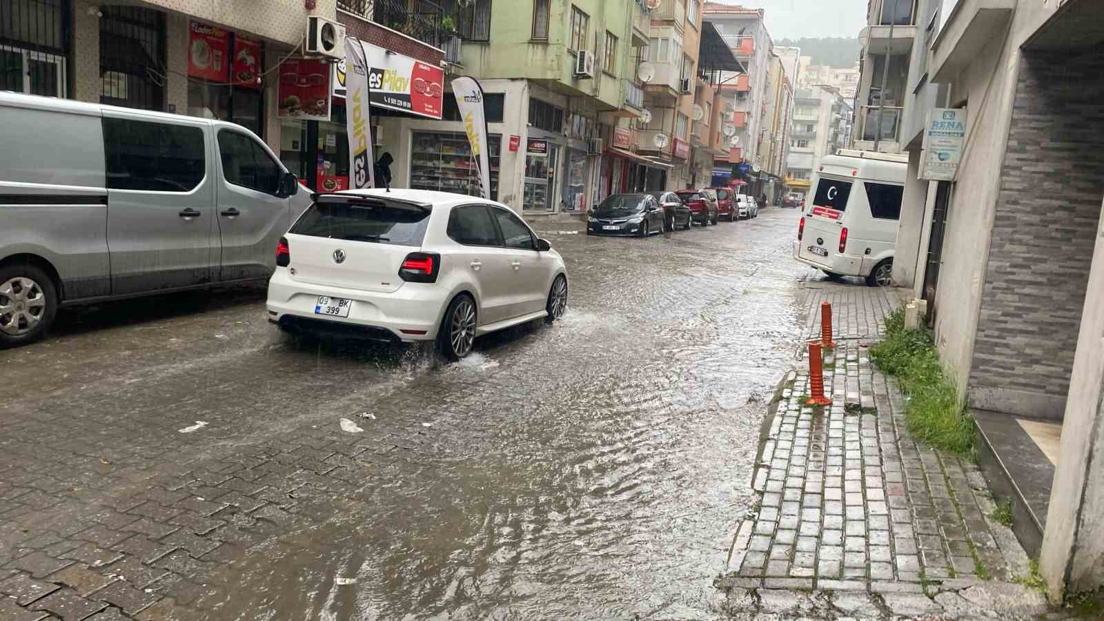 Meteorolojiden &rsquo;sarı kod&rsquo; uyarısı sonrası Aydın&rsquo;da yağmur etkili oldu
