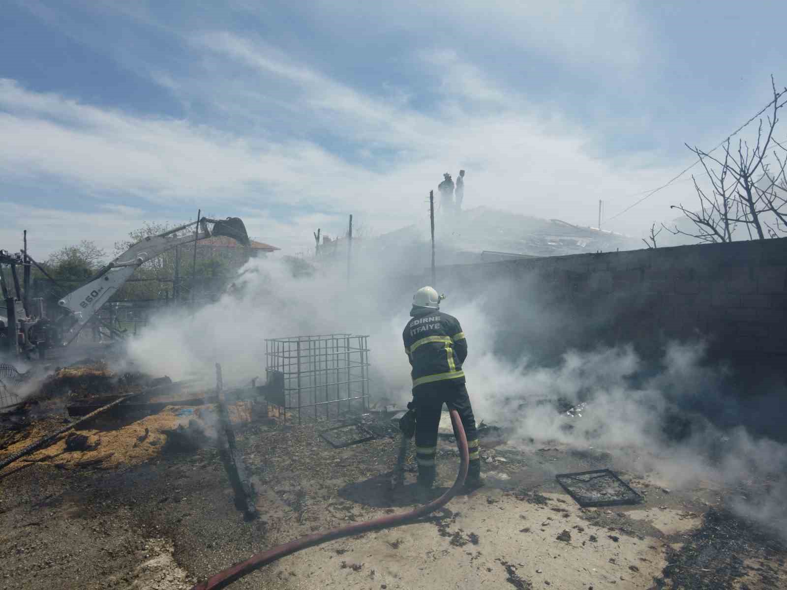 Edirne’de samanlık yangını eve sıçradı