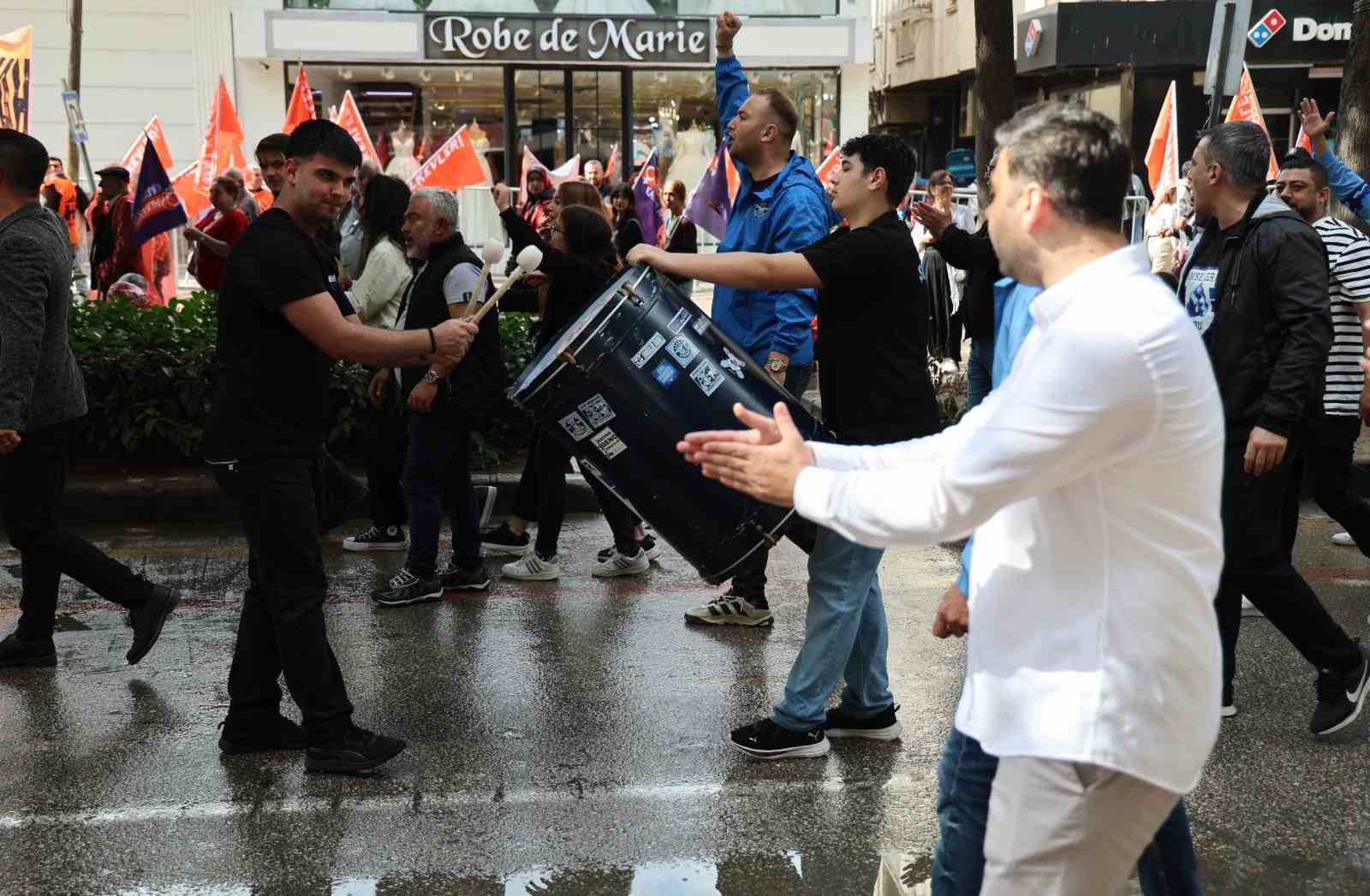 Adana’da işçi bayramı, simitçiler bariyerlerin arkasında çalışmaya devam etti