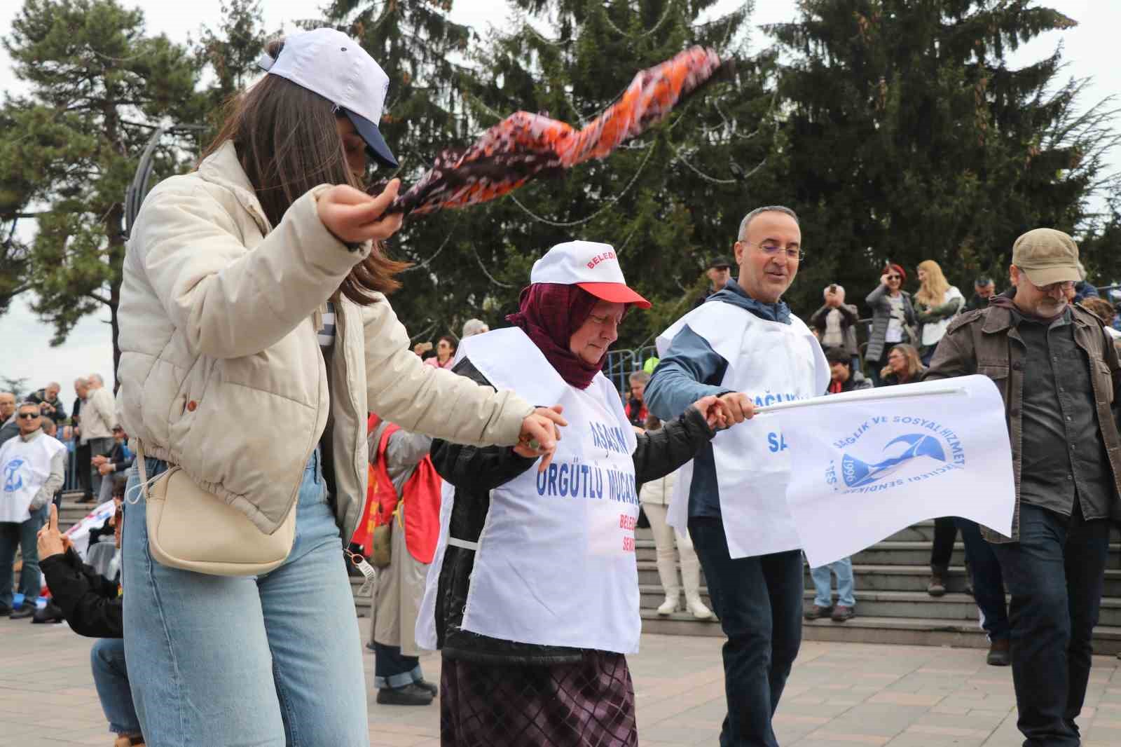 Bolu’da 1 Mayıs halaylar çekilerek kutlandı