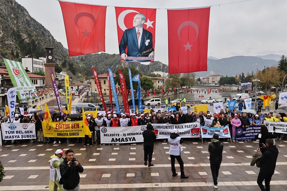 Amasya’da yağmur altında 1 Mayıs kutlaması