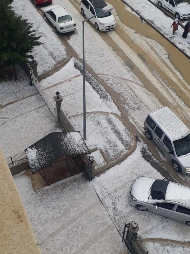 Ankara&rsquo;da ceviz b&uuml;y&uuml;kl&uuml;ğ&uuml;nde dolu yağdı
