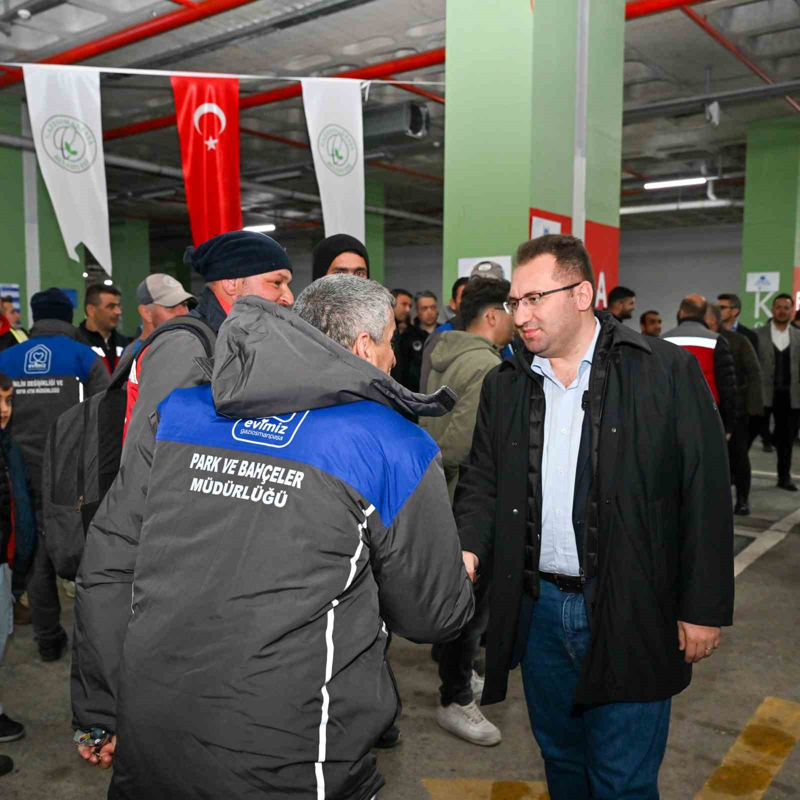 Gaziosmanpaşa’daki belediye işçileri 1 Mayıs’ı kutladı

