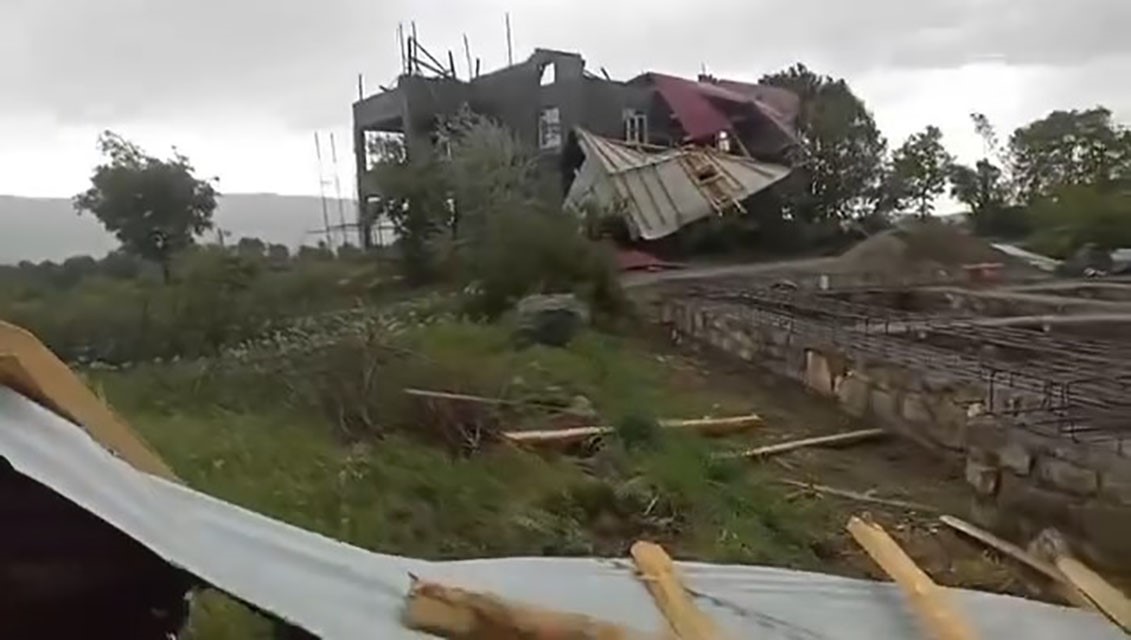 Elazığ’da fırtına evin çatısını uçurdu