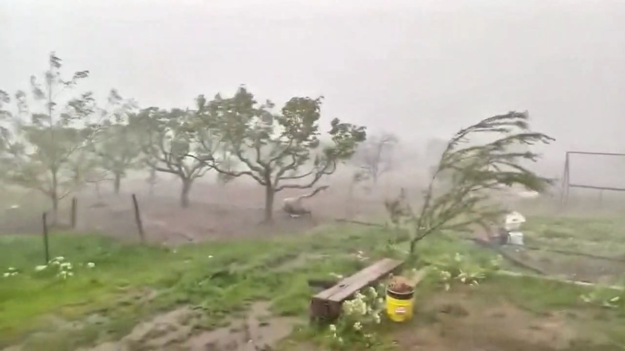 Elazığ’da fırtına evin çatısını uçurdu