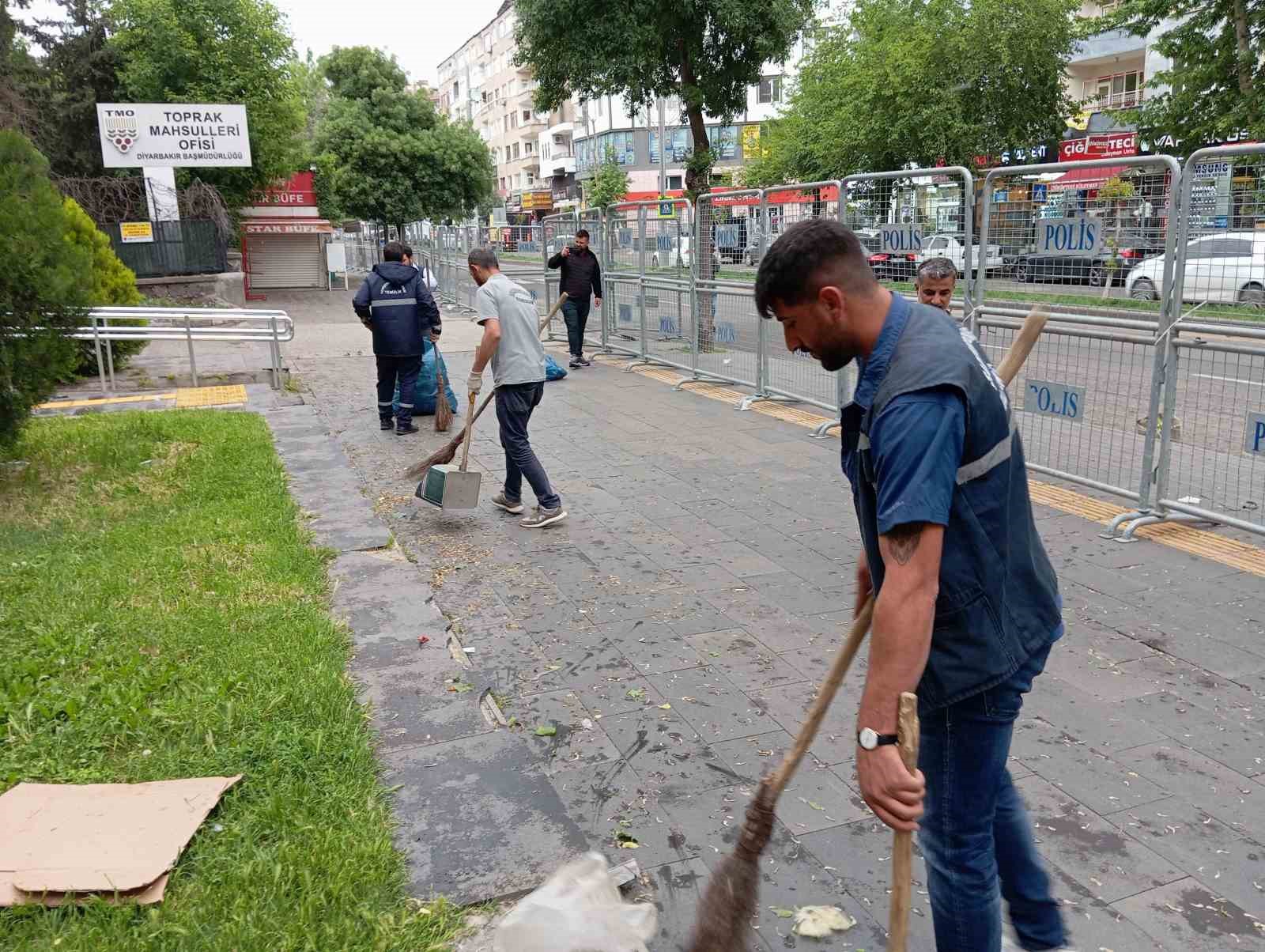 Diyarbakır’da şiddetli rüzgar çatıları uçurdu