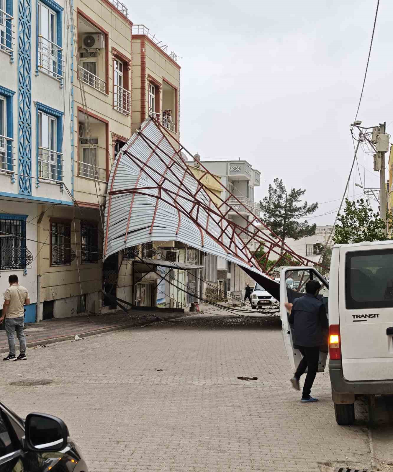 Diyarbakır&rsquo;da şiddetli r&uuml;zgar &ccedil;atıları u&ccedil;urdu
