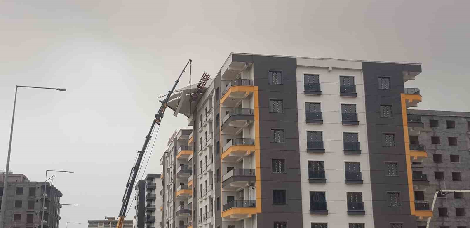 Mardin&rsquo;de fırtınada &ccedil;atıdaki &ccedil;elik koruma aşağı sarktı, facia ucuz atlatıldı
