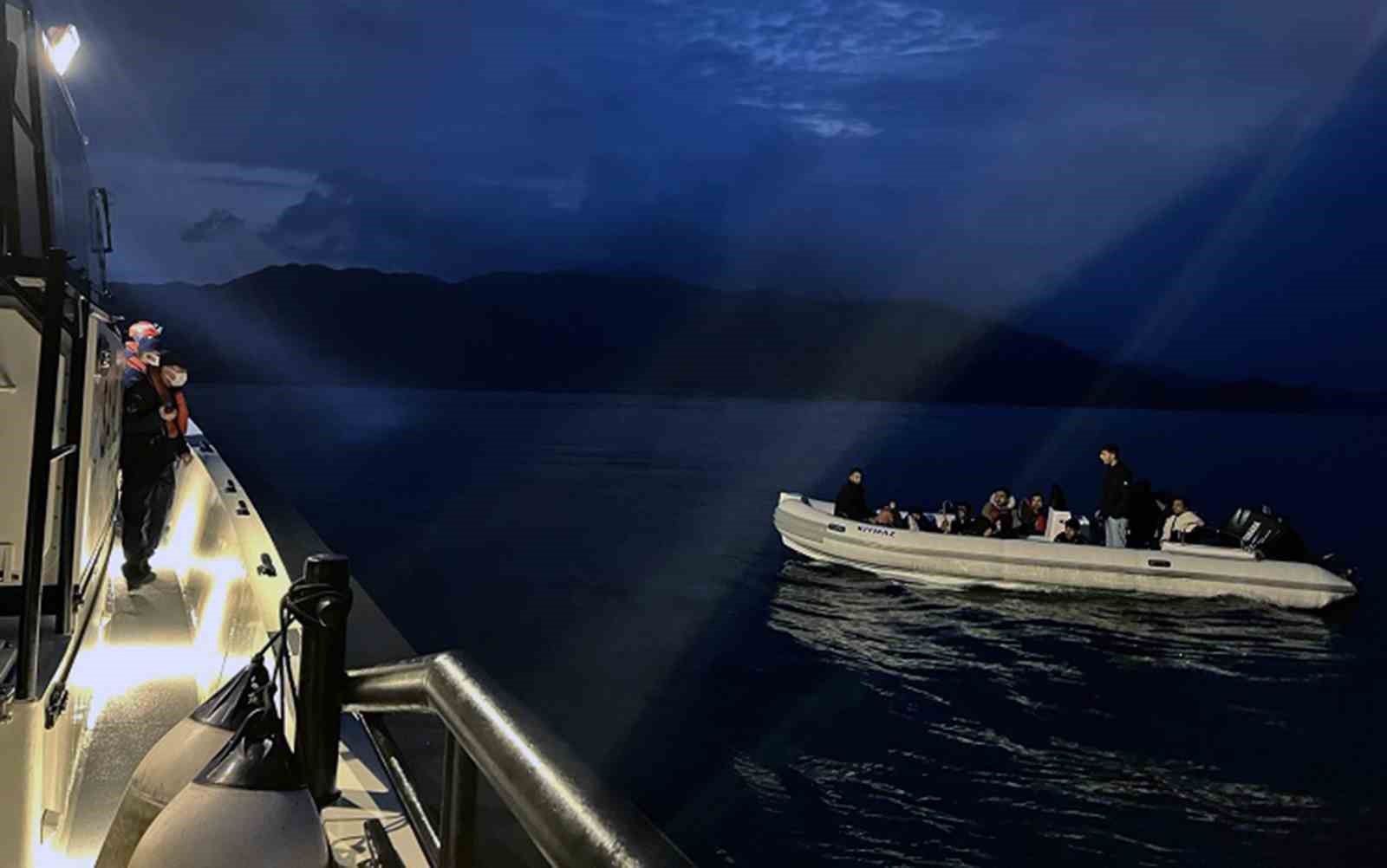 12 düzensiz göçmen kurtarıldı, bir göçmen kaçakçısı yakalandı