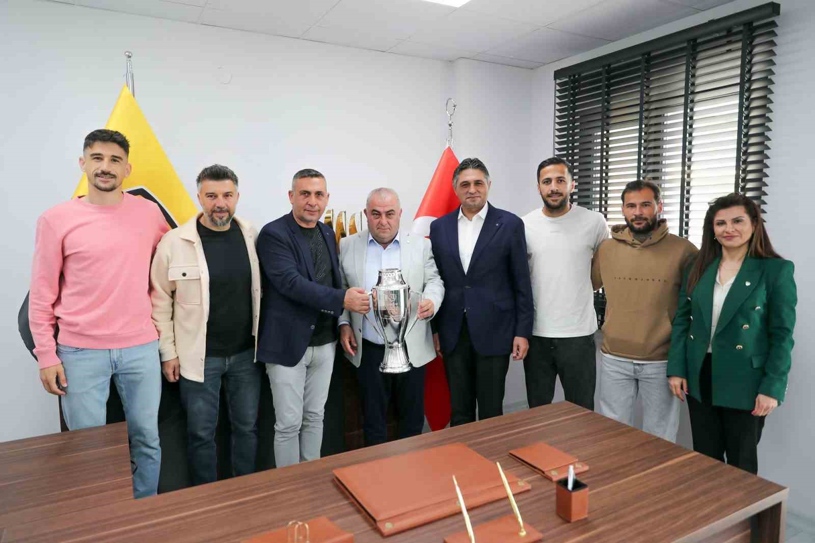 Aliağaspor FK, şampiyonluk kupasını aldı
