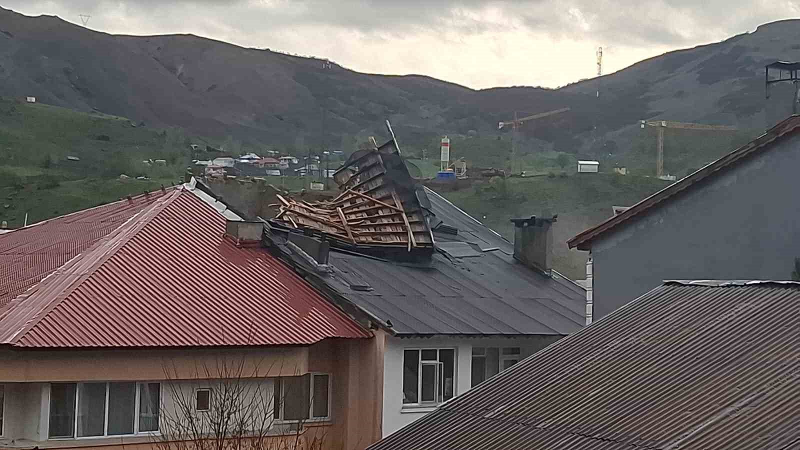 Tunceli’de fırtına etkili oldu, çatılar uçtu, ulaşımda aksamalar yaşanıyor