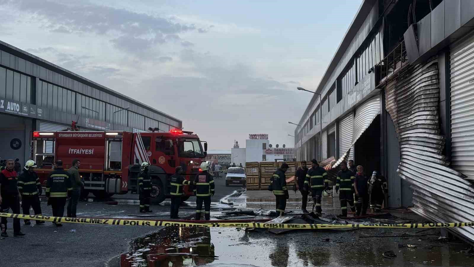 Diyarbakır’da kepenk tamiri sırasında çıkan kıvılcımla 4 dükkan yandı