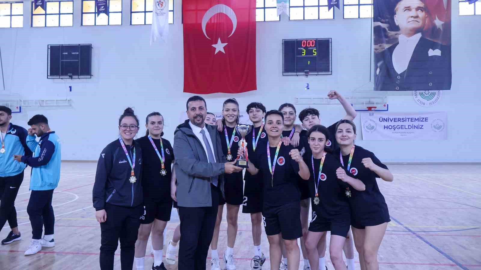 Kastamonu Üniversitesi Kadın Futsal Takımı, namağlup şampiyon oldu