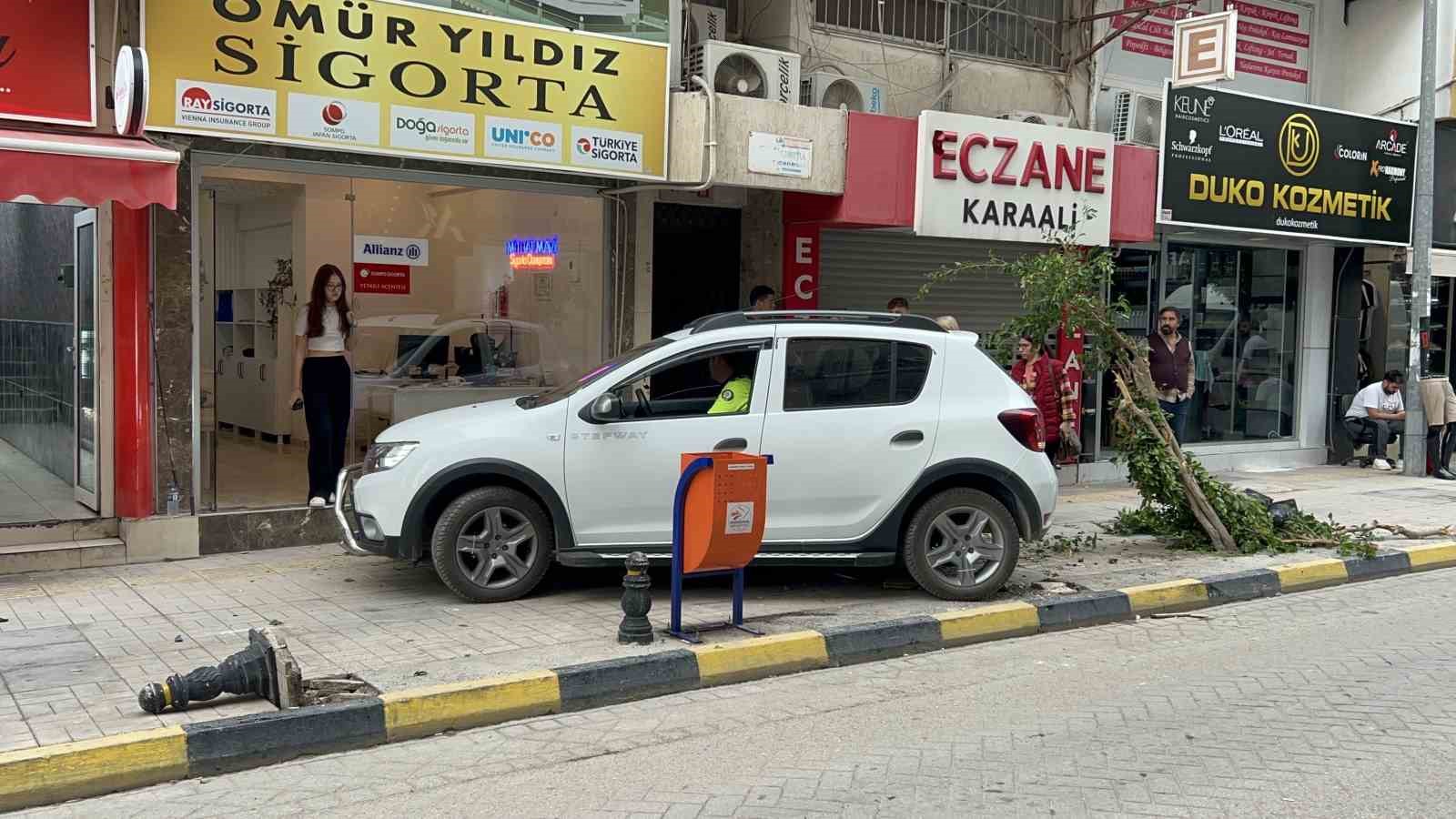 Fren yerine gaza basınca kaldırıma çıktı