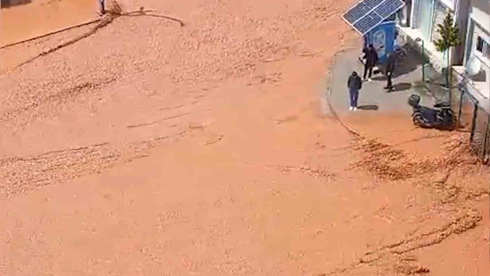 Kırıkkale&rsquo;de kuvvetli sağanak: Dereler taştı, tarım arazileri zarar g&ouml;rd&uuml;
