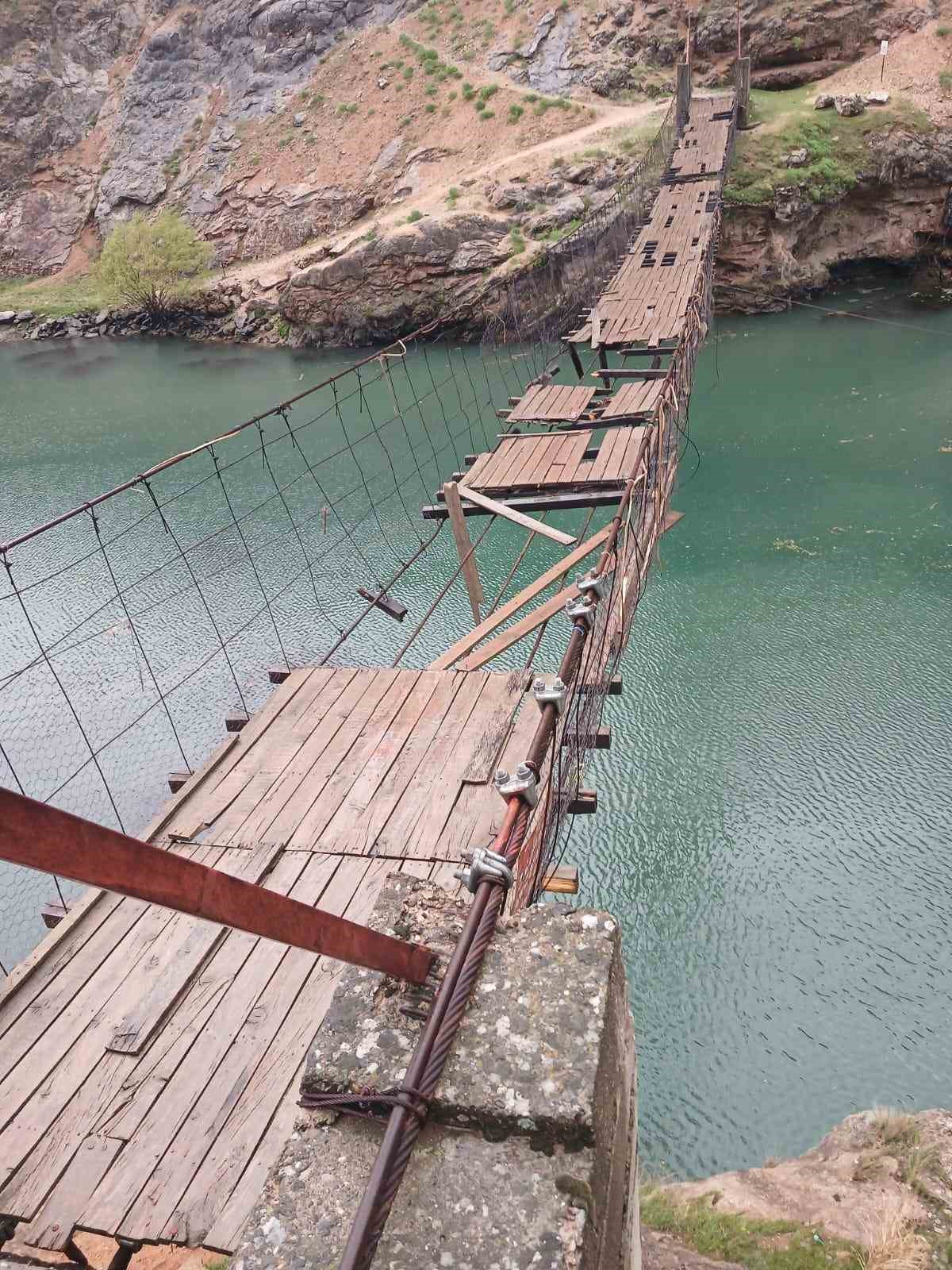 Elazığ’da fırtınadan dolayı asma köprü zarar gördü