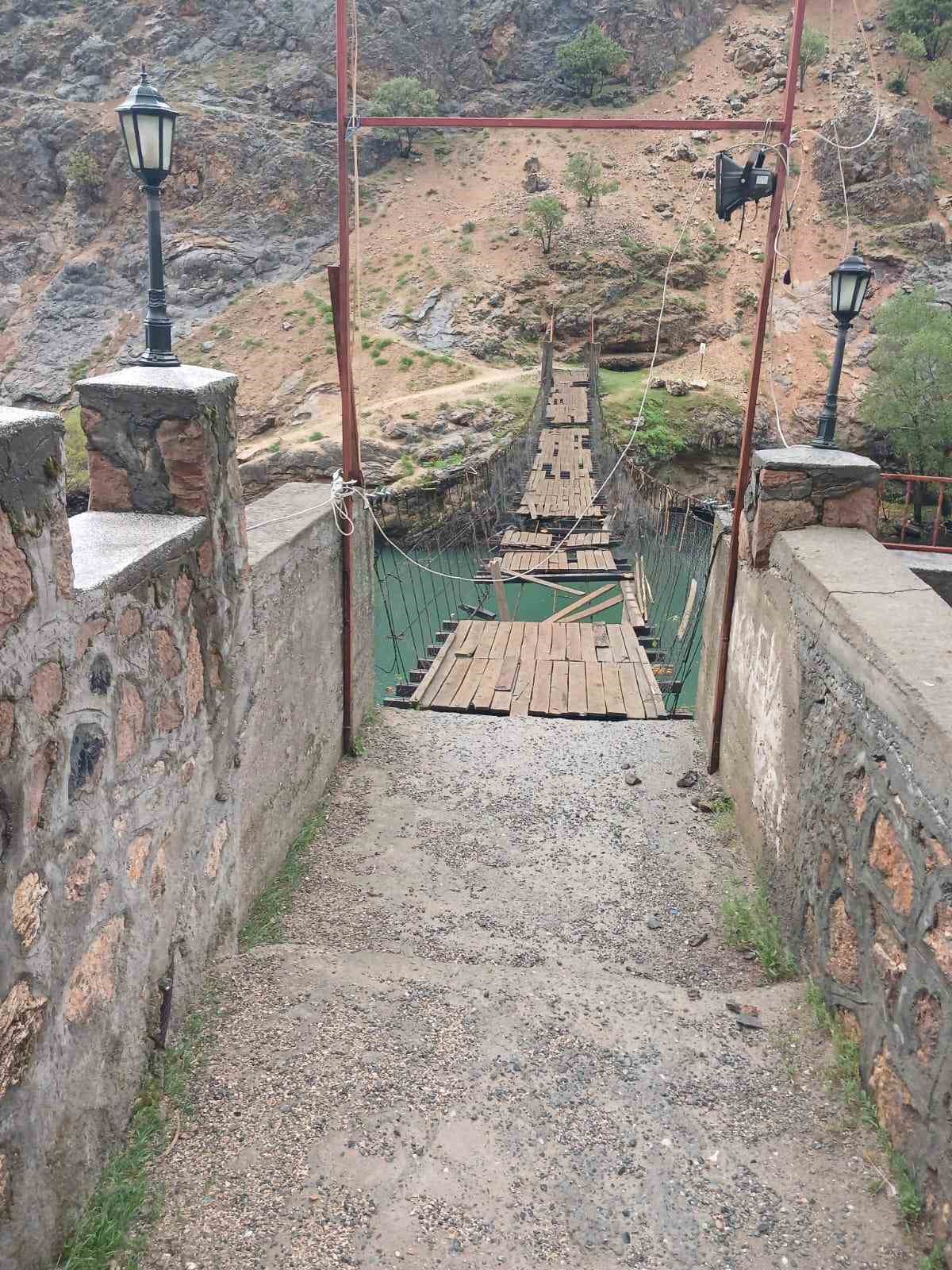 Elazığ&rsquo;da fırtınadan dolayı asma k&ouml;pr&uuml; zarar g&ouml;rd&uuml;
