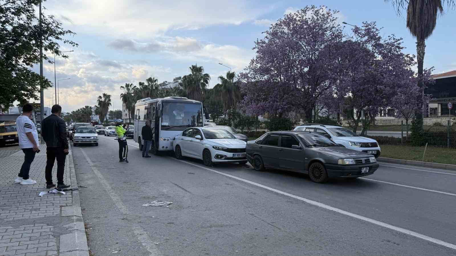 Antalya&rsquo;da zincirleme kaza: 2&rsquo;si &ccedil;ocuk 3 kişi yaralandı
