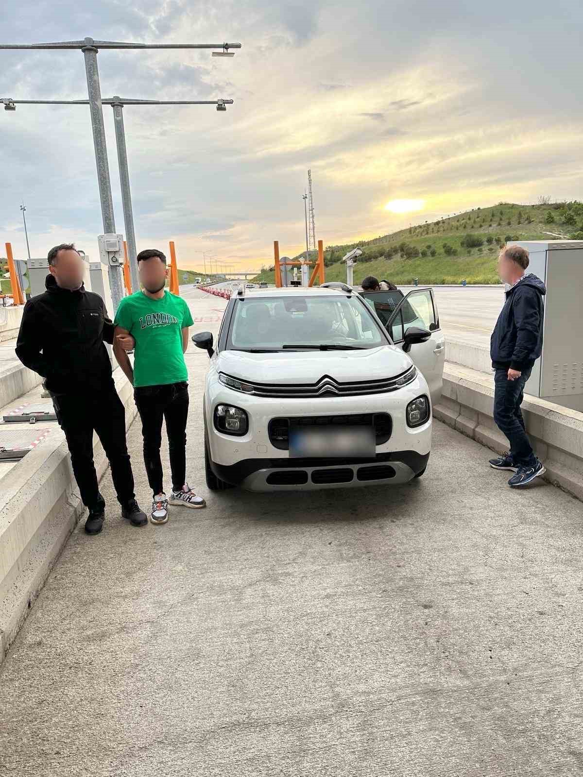 D&uuml;zensiz g&ouml;&ccedil;menleri yasa dışı yollarla taşıyan organizat&ouml;r yakalandı
