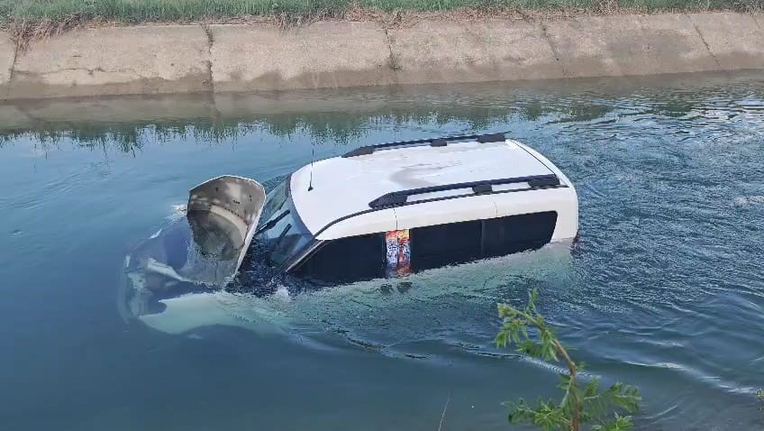 Hafif ticari araç sulama kanalına devrildi: Sürücü yardımı reddetti