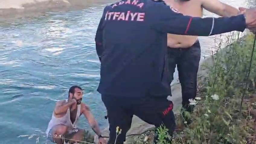 Hafif ticari araç sulama kanalına devrildi: Sürücü yardımı reddetti
