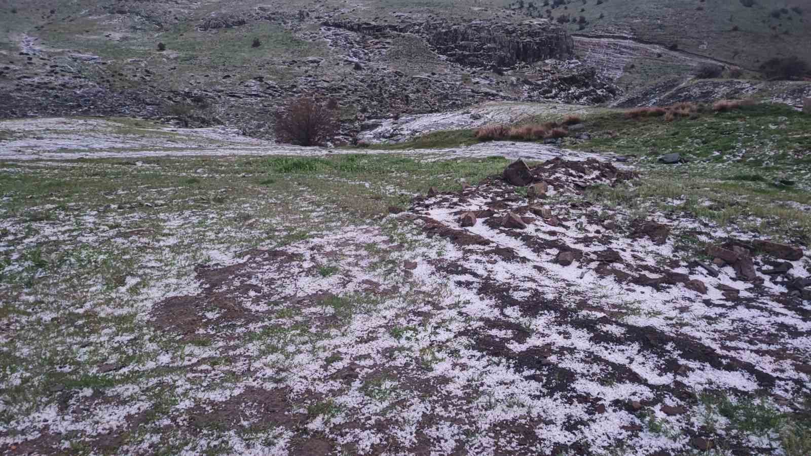 Yozgat’ta dolu yağışı yüksek kesimleri beyaza bürüdü
