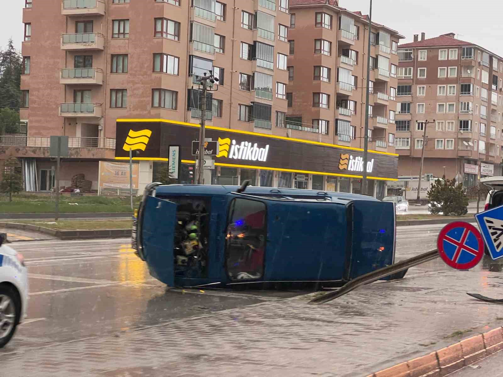 Levhaya çarpan otomobil yan yatarak durabildi: 1 kişi yaralandı
