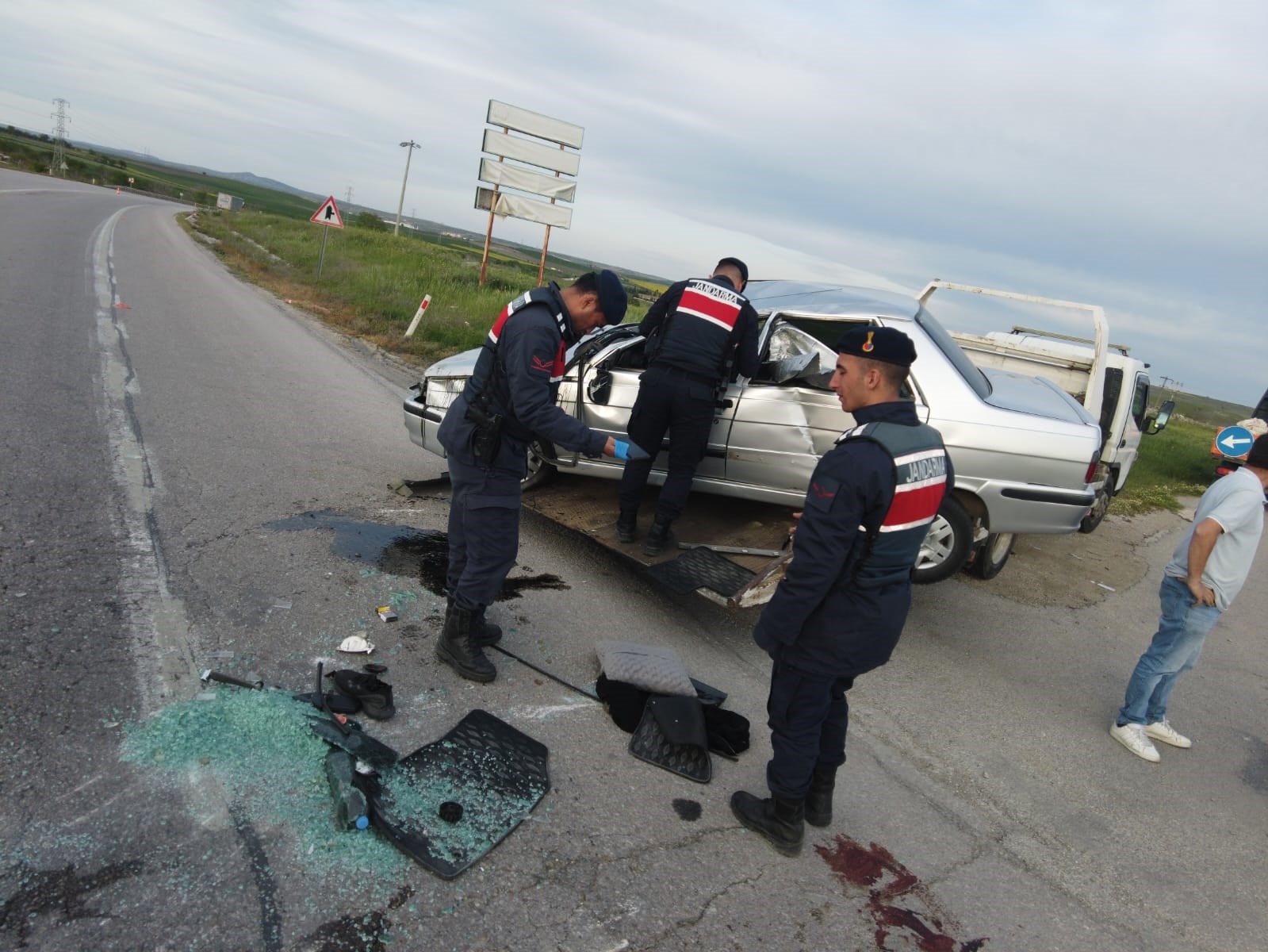 Edirne’de devrilen otomobilin sürücüsü yaralandı