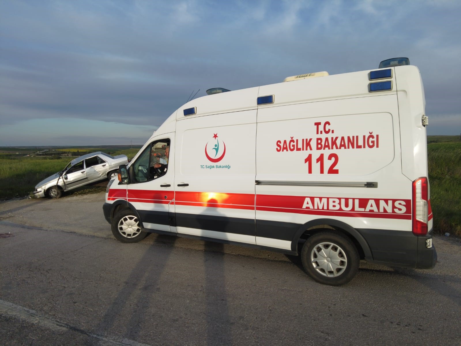 Edirne&rsquo;de devrilen otomobilin s&uuml;r&uuml;c&uuml;s&uuml; yaralandı
