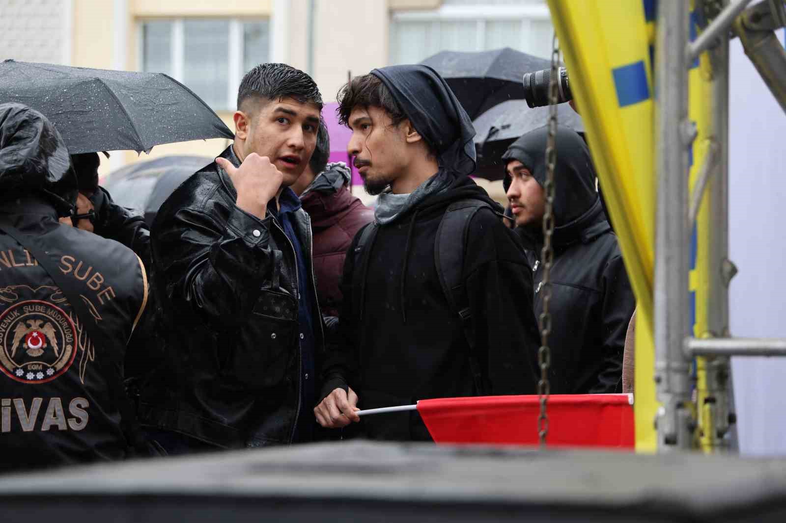 B&ouml;l&uuml;c&uuml; slogan iddiası gerginliğe neden oldu
