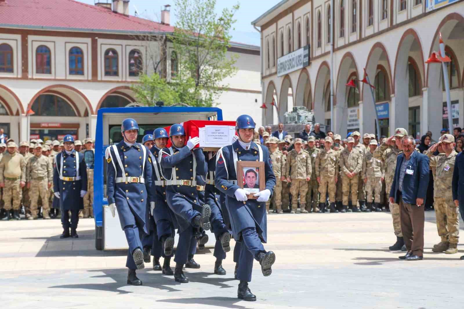 Van’da şehit güvenlik korucusu için tören düzenlendi