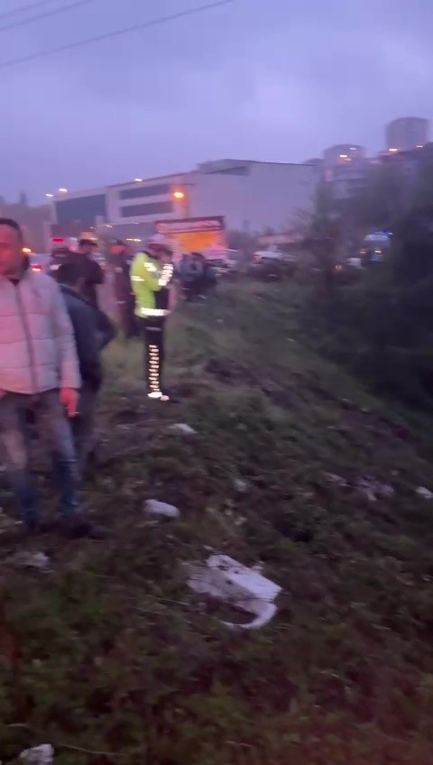 Zonguldak’ta otomobil dereye devrildi: 4 yaralı