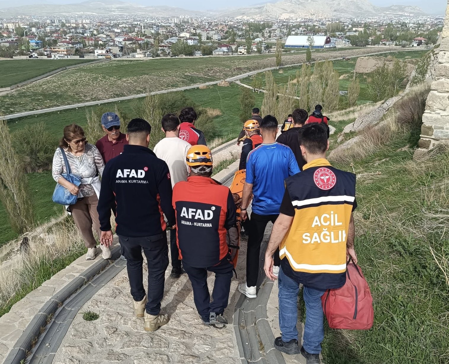 Van Kalesi’nden düşen yaşlı kadın kurtarıldı