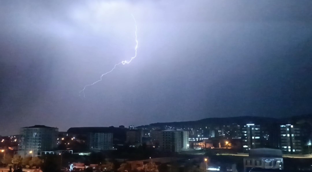 Gaziantep’te sağanak ve dolu etkili oldu, şimşekler geceyi aydınlattı