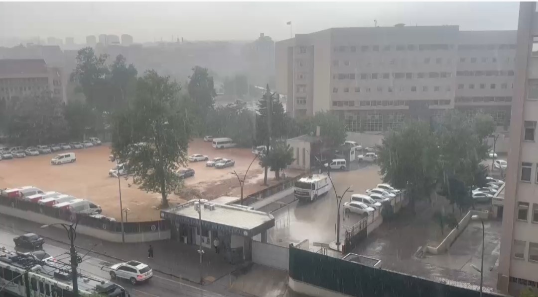 Gaziantep’te sağanak ve dolu etkili oldu, şimşekler geceyi aydınlattı
