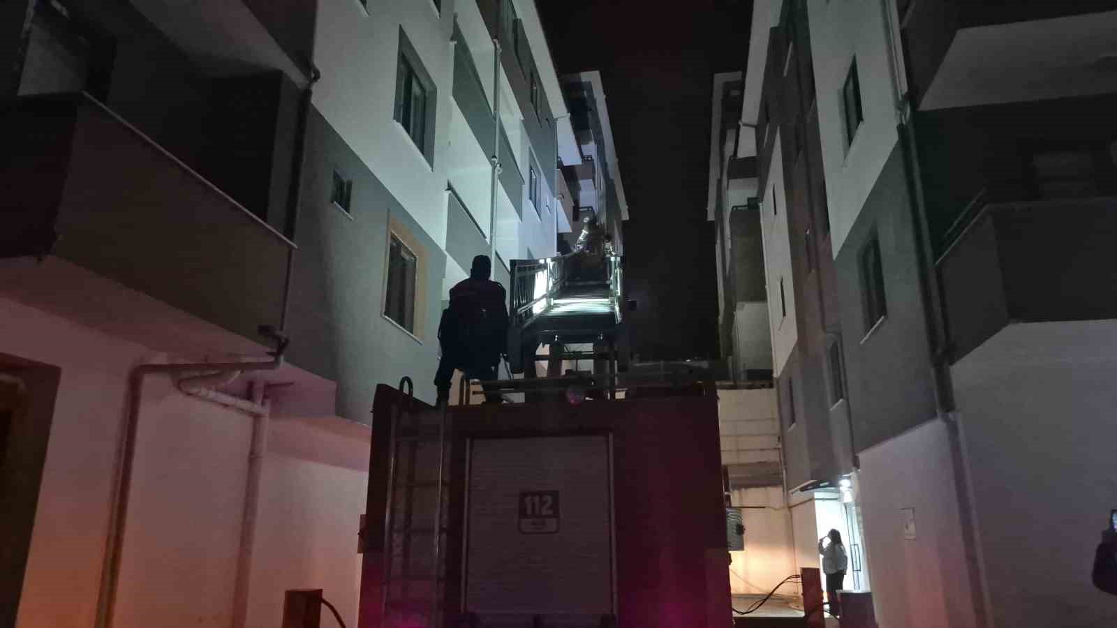 Evde uyuya kalan çocuk mahalleyi ayağa kaldırdı