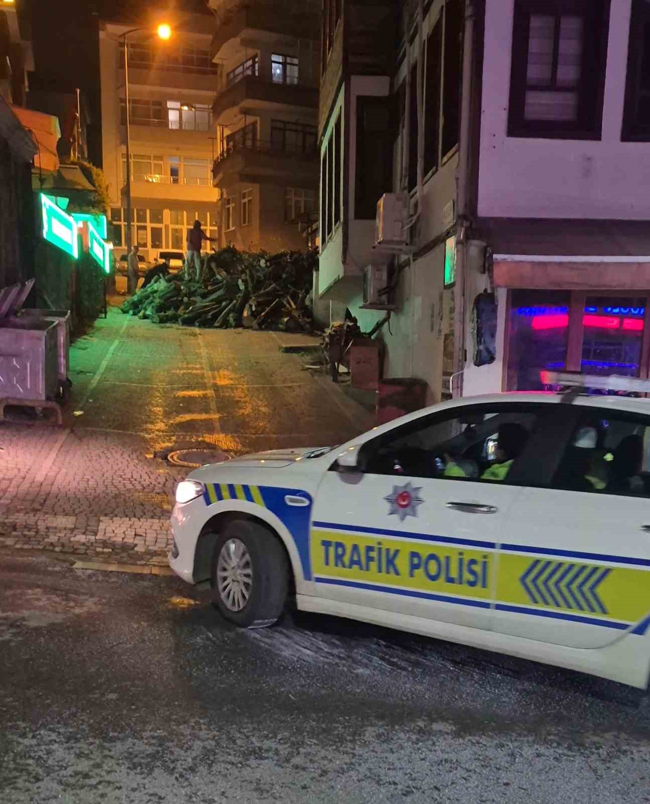 Yola dökülen odunlar trafik akışını engelledi