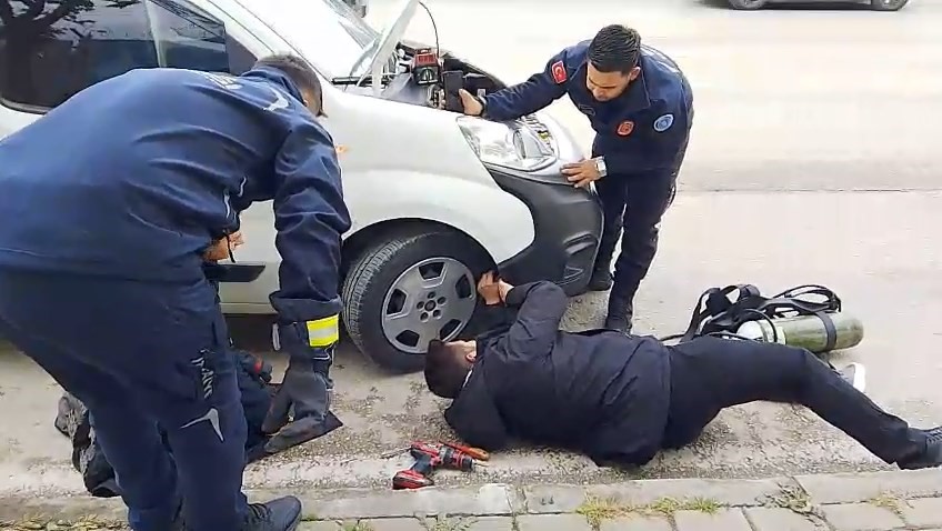 İtfaiye ekiplerinin kedi kurtarma operasyonu kamerada