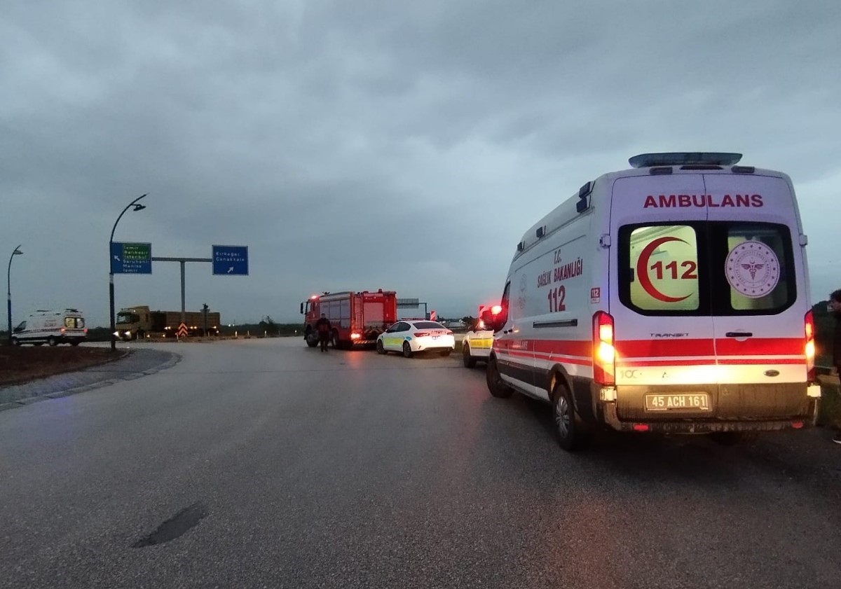 Manisa&rsquo;da yolcu otob&uuml;s&uuml; şarampole yuvarlandı: 10 yaralı
