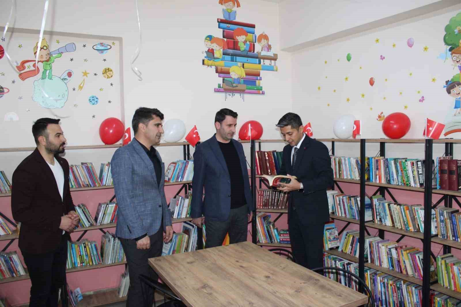 Köy okuluna kütüphane açıldı, öğrenciler kitaplarla buluştu