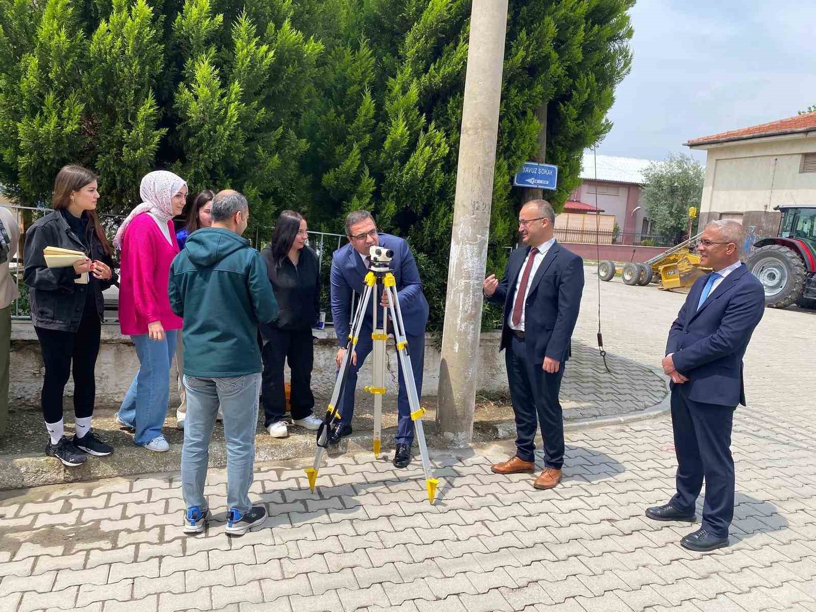 Kaymakam Dalak öğrencilerle arazi ölçümü yaptı
