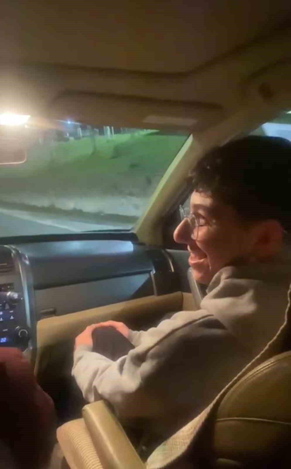 Otostopla aracına bindikleri rektöre tanımayıp "Dayı" dedi, o anlar kameraya yansıdı