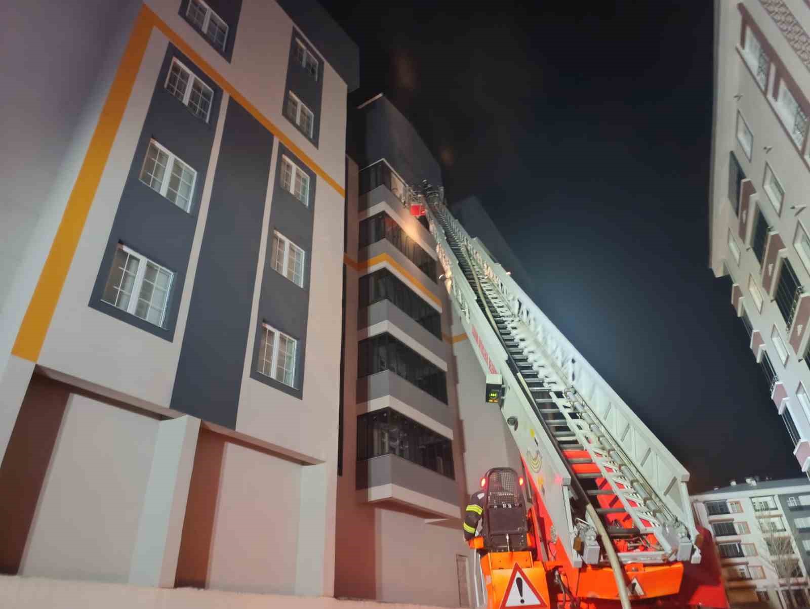 Evin mutfağı yangında k&uuml;l oldu
