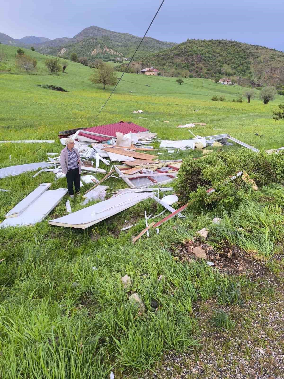 Tunceli’deki fırtınada çatı saniyeler içerisinde parçalandı
