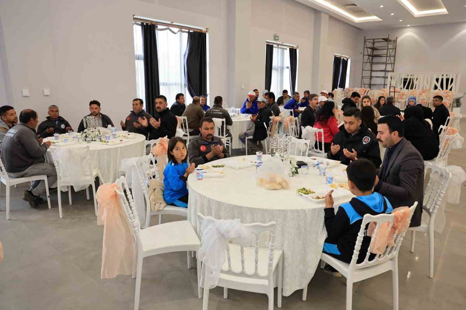 Başkan Arslan 1 Mayıs İş&ccedil;i ve Emek Bayramında emek&ccedil;ilerle bir araya geldi
