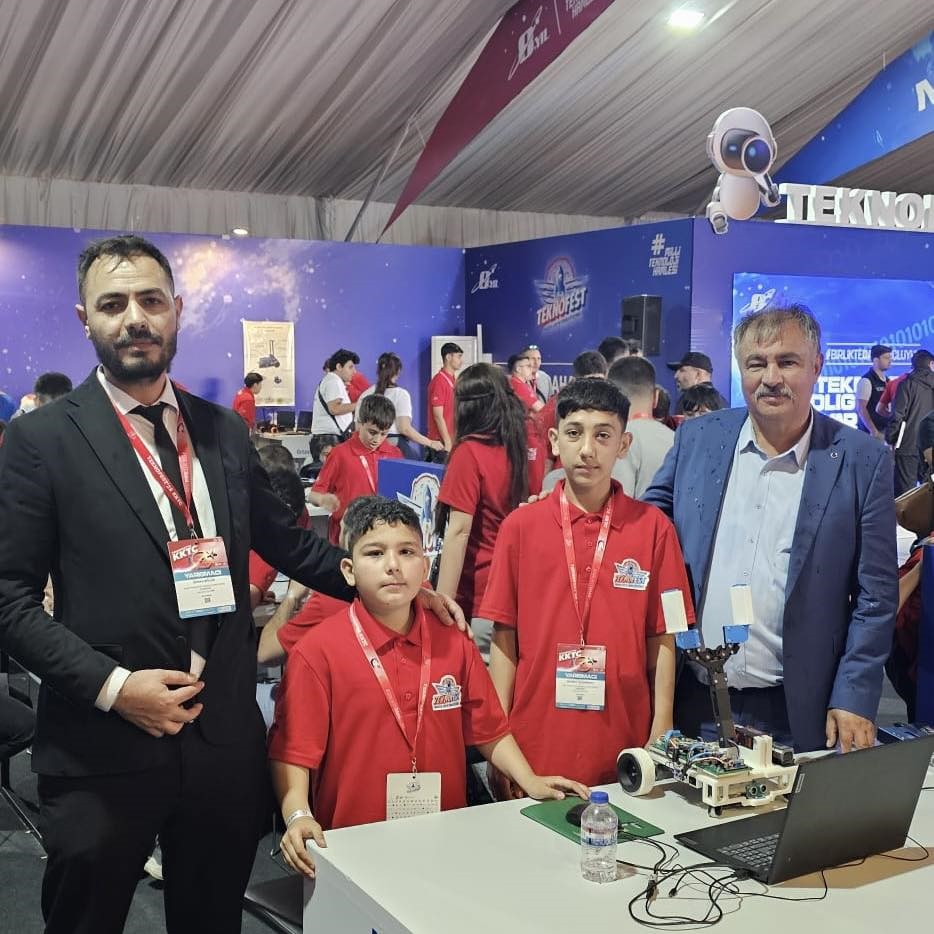 Başkan Pütün, Beyağaçlı öğrencileri KKTC TEKNOFEST’te yalnız bırakmadı