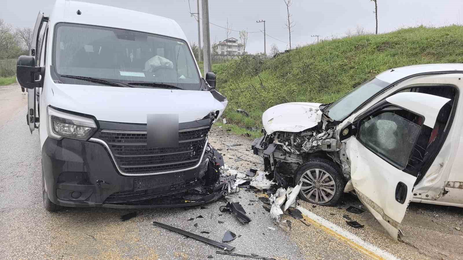 İşçileri taşıyan servis minibüsü ile hafif ticari araç çarpıştı: 13 yaralı